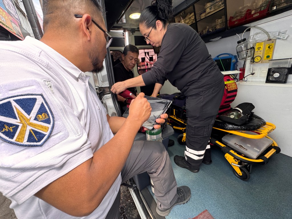 Actividad de formación con equipo prehospitalario dentro de una ambulancia.